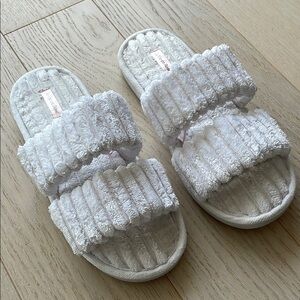 La Vie En Rose Plush White Slippers
